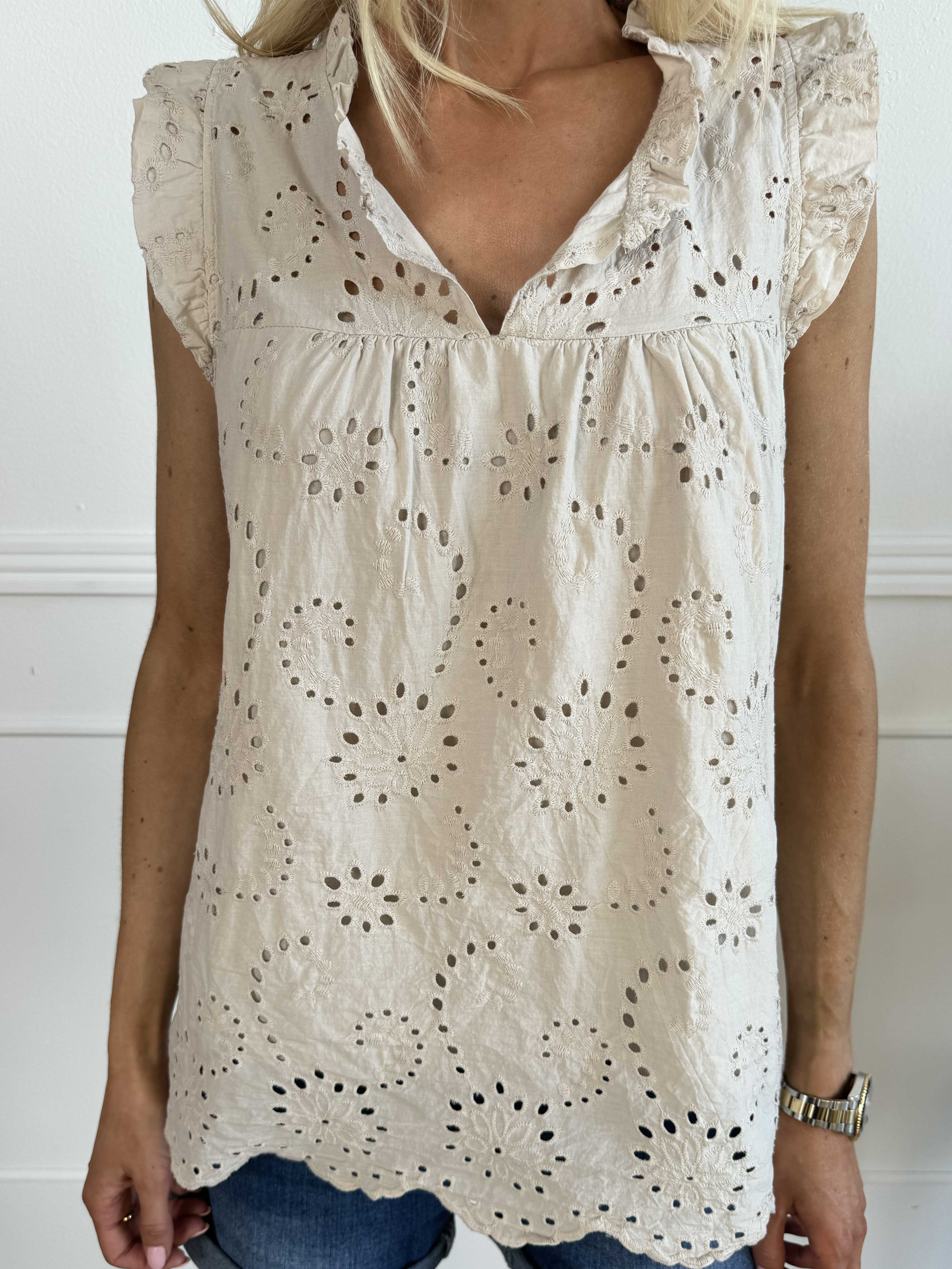 Veria - Feminin tunika med flæser og broderie anglaise